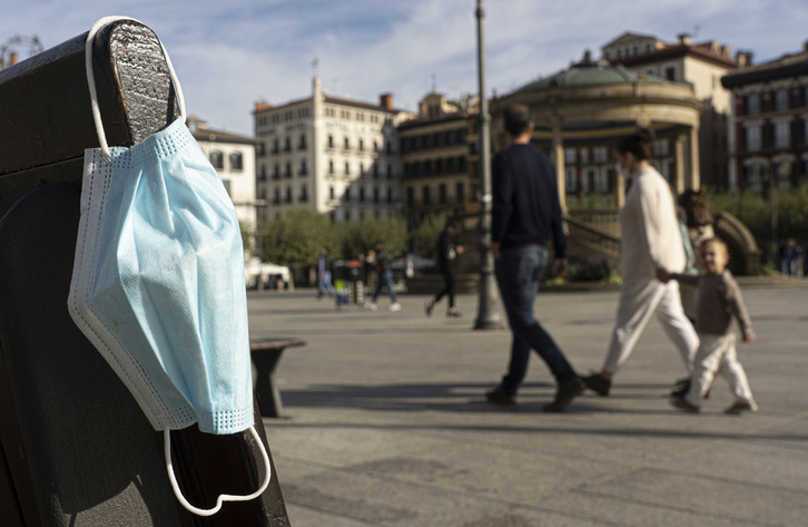 Una mascarilla, colgada en la Plaza del Castillo de Iruñea.