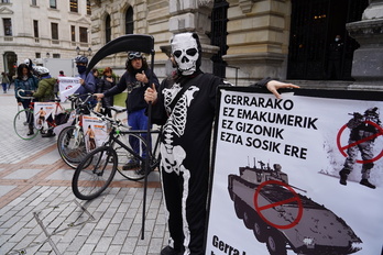 Presentación de la marcha ciclista contra el gasto militar, hoy en Bilbo.