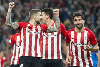 Iñigo Martínez celebra un gol junto a Raúl García.