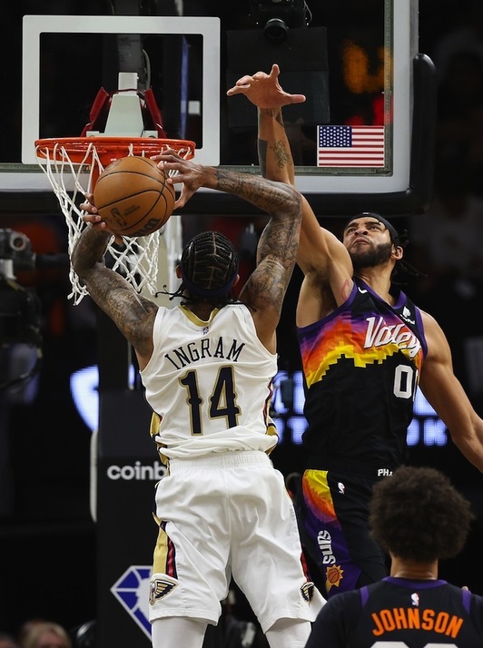 Brandon Ingram se dispone a machacar la canasta de los Suns.