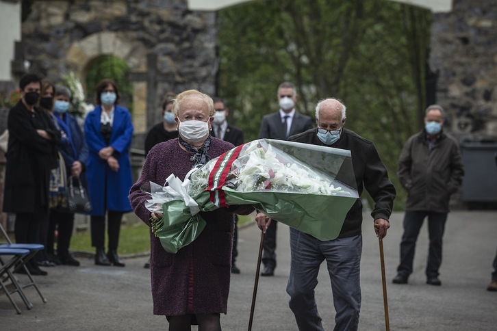 Gernikako bonbardaketaren 84. urteurreneko lore eskaintza, Zallo hilerrian, joan den urtean.