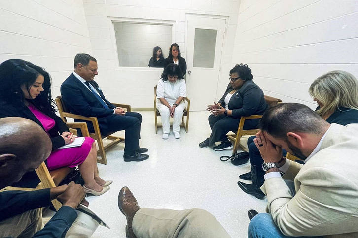 Lucio reza junto con un grupo de abogados tejanos en la cárcel de Gatesville.