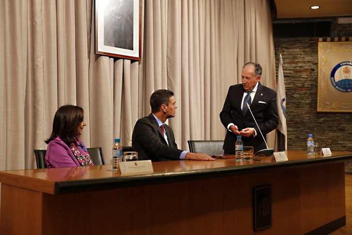 La ministra de Defensa, Margarita Robles, el presidente del Gobierno, Pedro Sánchez, y el exdirector del CNI Félix Sanz Roldán.