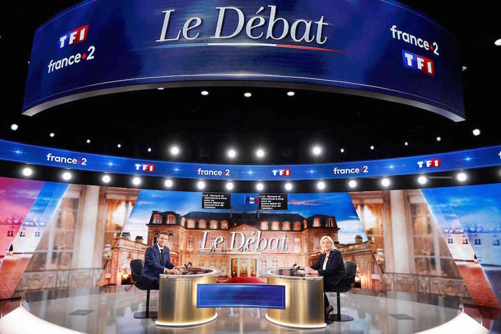 Los dos candidatos antes de iniciar el debate televisado entre dos vueltas electorales.