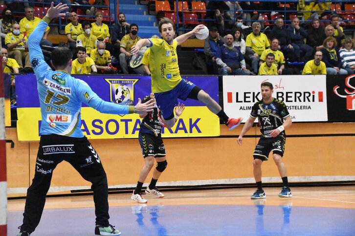 Kauldi Odriozola se dispone a lanzar ante el guardameta del Puente Genil.