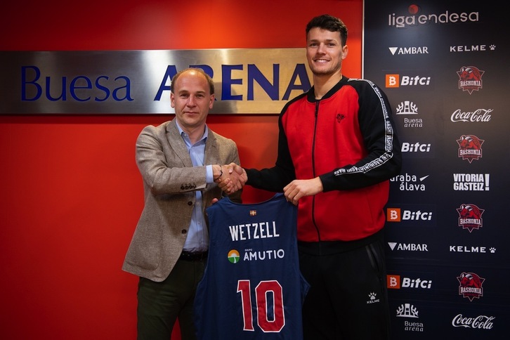 Yannick Wetzell Felix Fernandez Saski Baskoniako zuzendari orokorrarekin bere aurkezpenean.
