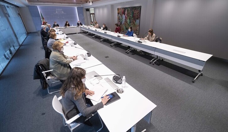 Ukrainako errefuxatuei harrera egiteko jarraipen mahaiaren bilera Gasteizen.