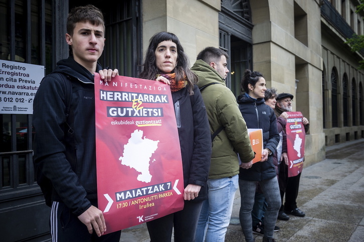 Behatokia Nafarroako Gobernuaren egoitzara gerturatu da Nafarroako osoko herritarrek aurkeztutako 1.200 eskaera erregistratze asmoz.