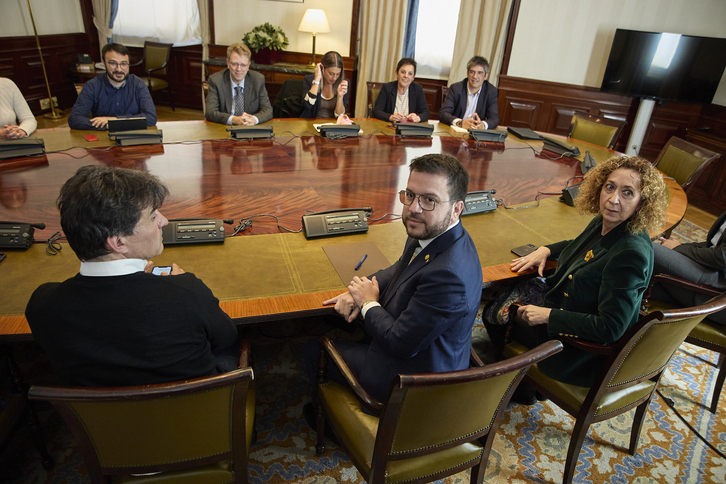 El espionaje a Aragonès, en la imagen en la reunión con formaciones espiadas, no ha sido confirmado por las fuentes del CNI a ‘El País’.