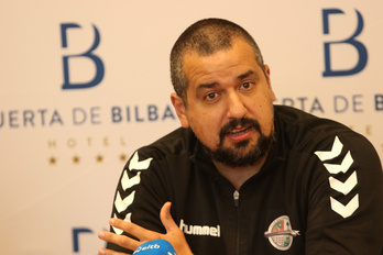 Joseba Rodriguez "Haito" aurreko urteko prentsaurrekoan, Aalla eta Hernandezen agurrean. 