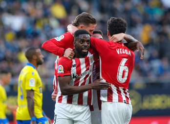 Los jugadores del Athletic celebran uno de los goles en Cádiz.