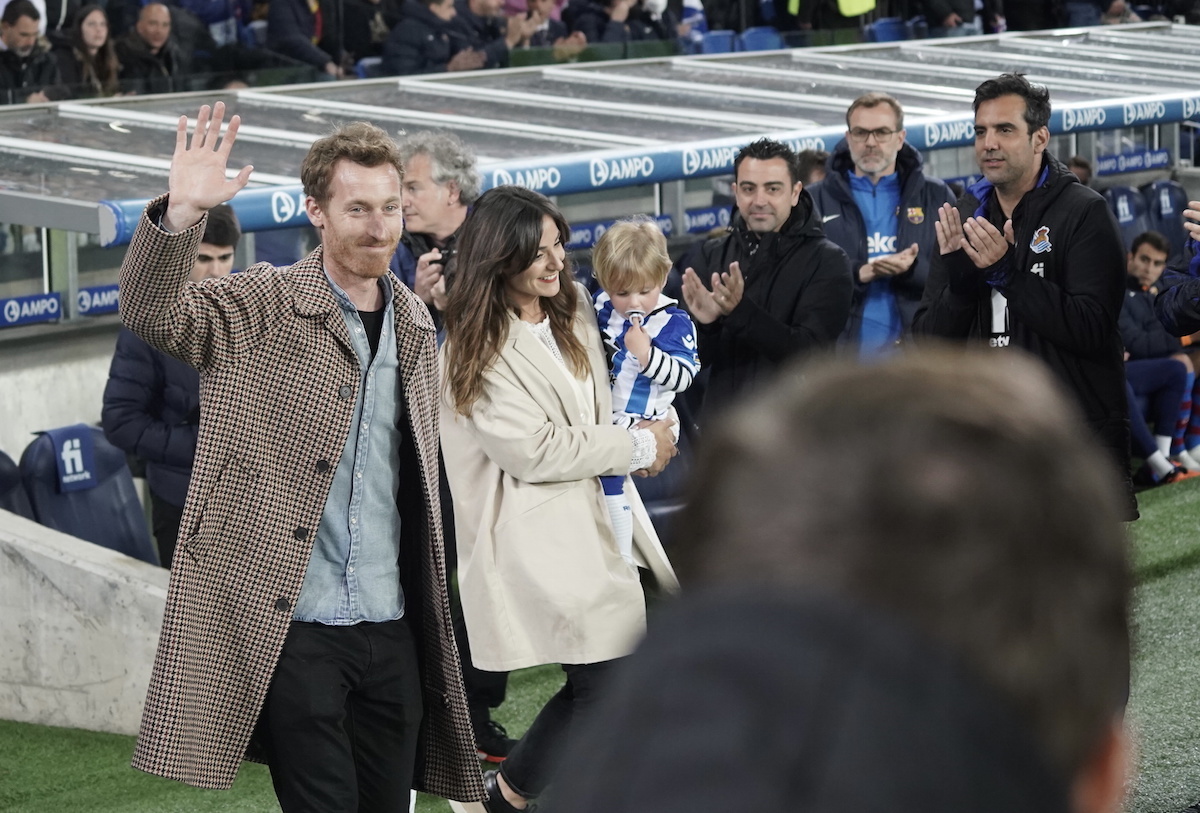 Zurutuza saluda al volver a pisar el césped de Anoeta. (Andoni CANELLADA / FOKU)