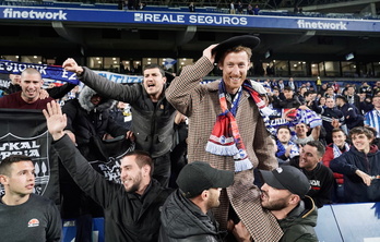 David Zurutuza acudió tras el partido al fondo Aitor Zabaleta para recibir el homenaje de Bultzada. 