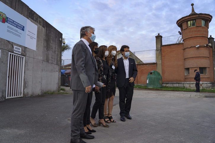 Artolazabal y directores de cárceles de la CAV, el día de la asunción de la competencia, en Basauri.