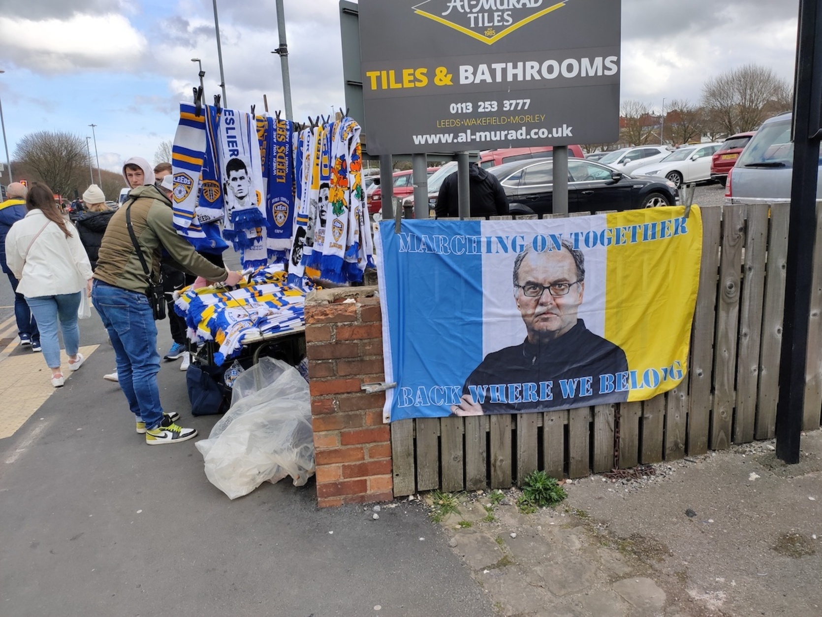 Bandera conmemorativa de Marcelo Bielsa con los colores del Leeds fuera del estadio.