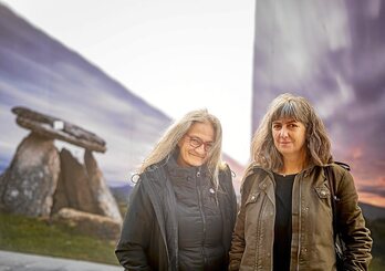 Virginia Avellana-Adalid eta Rebeka Gonzalez de Alaiza Perez de Villarreal Arabako Mendiak Aske plataformako kideak