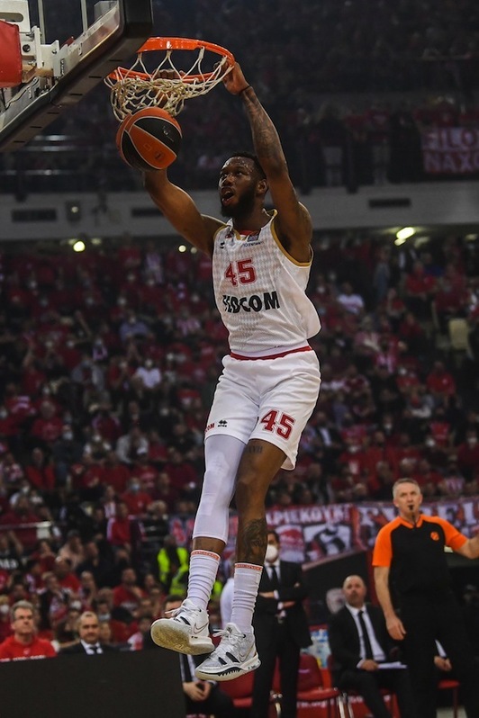 Donta Hall, uno de los héroes del AS mönaco, se cuelga en El Pireo.