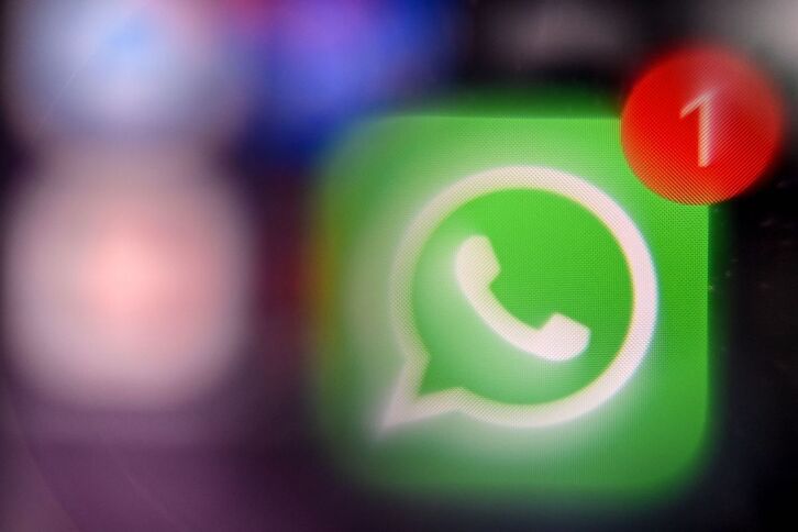 Un mensaje o una llamada a través del whatsapp es la forma más habitual de entrar en los dispositivos de las personas espiadas.