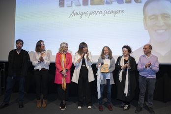 Juan Carlos Irizar musikagilearen senideak, omenaldian.