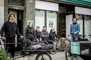 Eraman Coop. kooperatibako kideak, Gasteizko beren egoitzaren atarian.