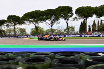 Max Verstappen conduce su Red Bull durante el sprint de este sábado.