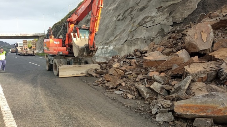 Labores de retirada del desprendimiento en la A-8, en el límite entre Bizkaia y Cantabria.