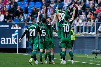 Los armeros celebran el gol de Corpas, recordando a Stoichkov, ausente en La Rosaleda tras el fallecimiento ayer de su padre.
