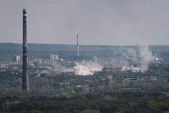 Una columna de humo se eleva en Rubijne, en la región de Lugansk