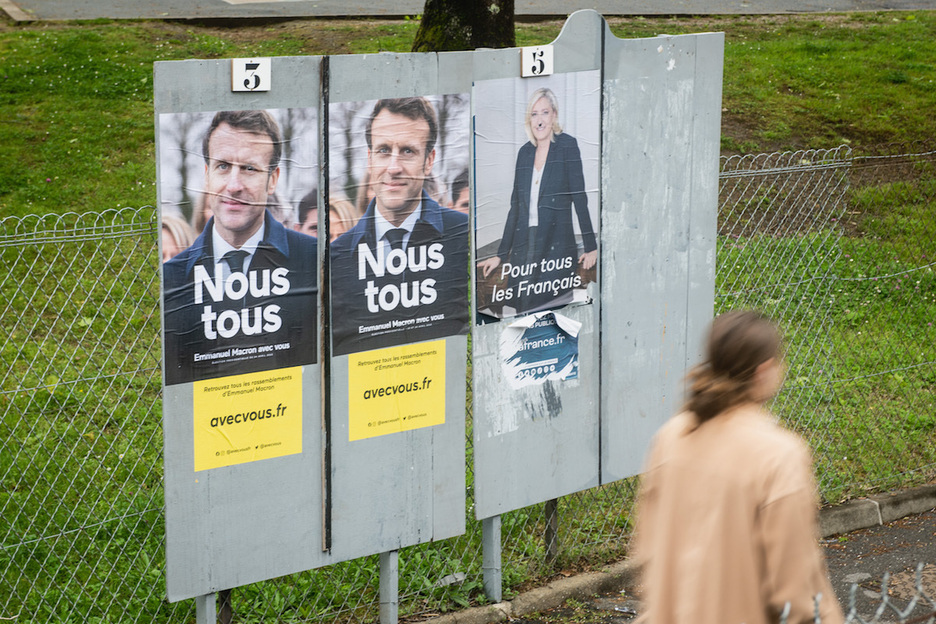 Emmanuel Macron eta Marine Le Pen hautagaiak promozionatzen dituzten kartelak. 