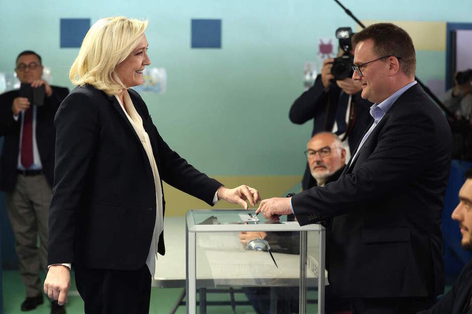 Marine Le Pen hautagai ultraeskuindarra, bere botoa igorri duen unean. 