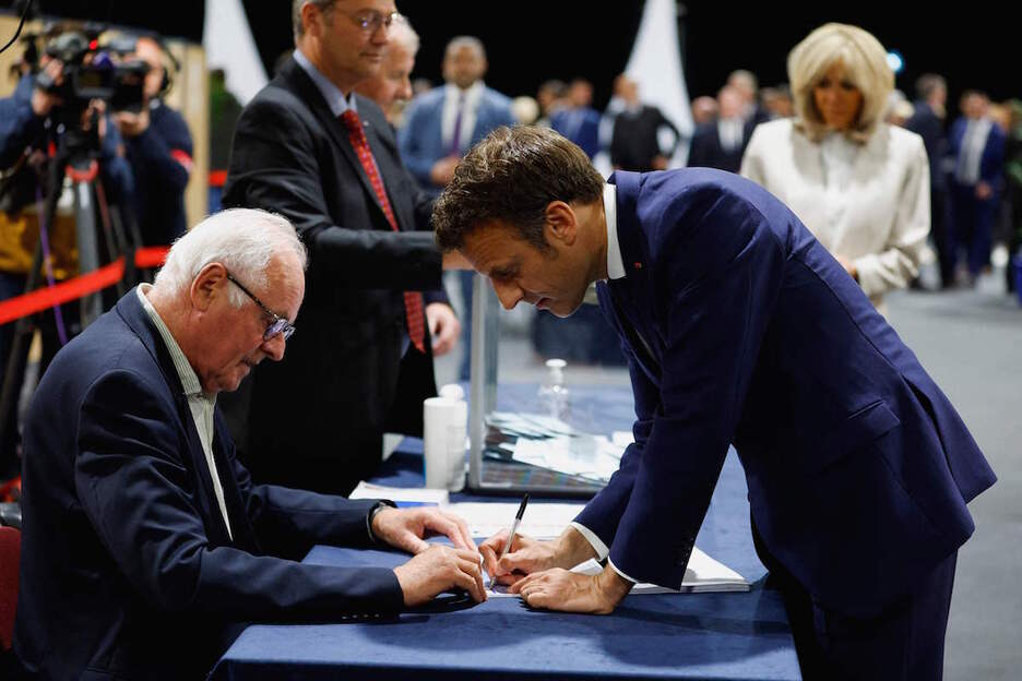 Emmanuel Macron hauteskunde erregistroa Le Touquet-en sinatzen.  
