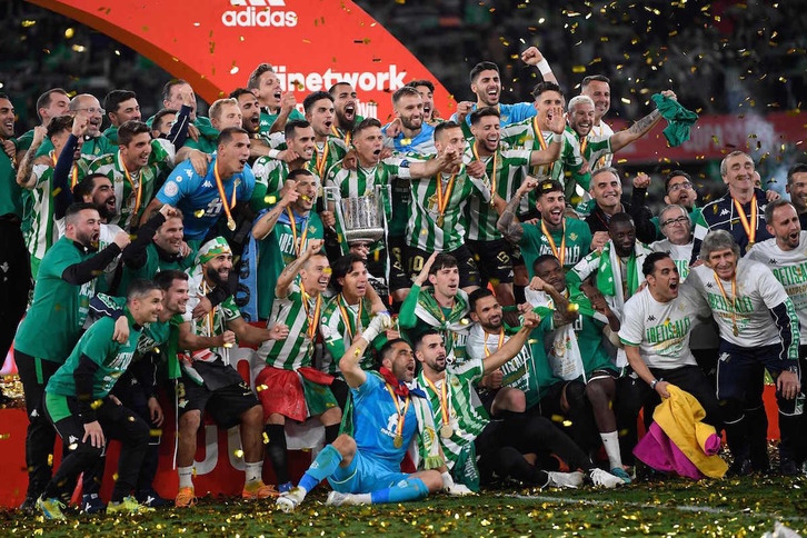 Los jugadores del Betis celebran el triunfo en la final de Copa ante el Valencia.