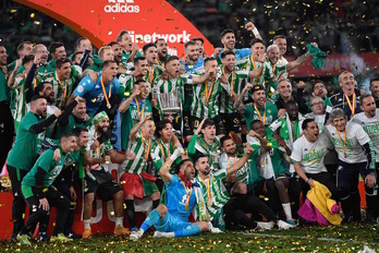 Los jugadores del Betis celebran el triunfo en la final de Copa ante el Valencia.