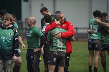 Entrenador y jugador se abrazan ras confirmarse el descenso del Gernika.