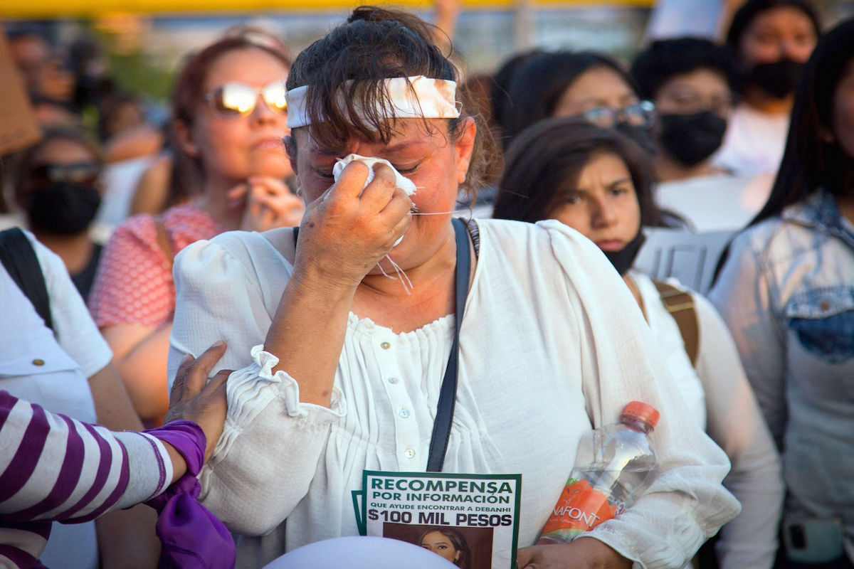 Una mujer llora en una movilización para pedir justicia para Debanhi Escobar. (Julio Cesar AGUILAR/AFP) Una mujer llora en una movilización para pedir justicia para Debanhi Escobar. (Julio Cesar AGUILAR/AFP)
