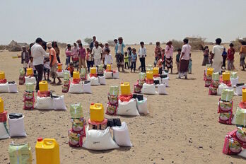 Laguntza humanitarioaren banaketa Yemengo kanpaleku batean.
