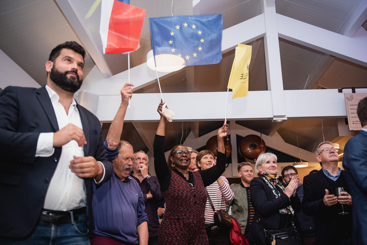 Partidarios de LREM celebran anoche en Baiona la victoria de Emmanuel Macron.