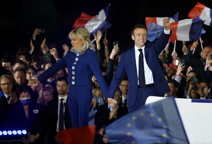 El presidente francés celebrando su victoria en la noche electoral junto a su esposa, Brigitte Macron, en el Campo de Marte, en París.