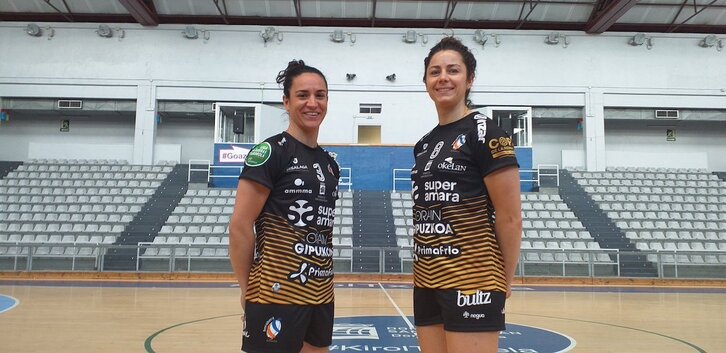 Esther Arrojeria eta Alba Menendez Kopako kamiseta bereziekin.