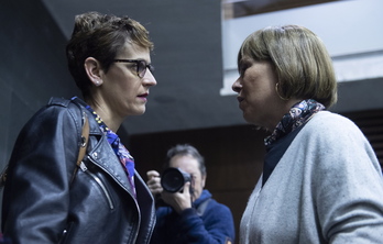 María Chivite y Uxue Barkos conversan en el Parlamento.