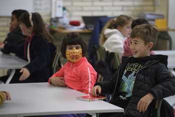 Con máscara o sin ella, pero hoy seguro con sonrisa. La foto es de la ikastola Laskorain de Tolosa.