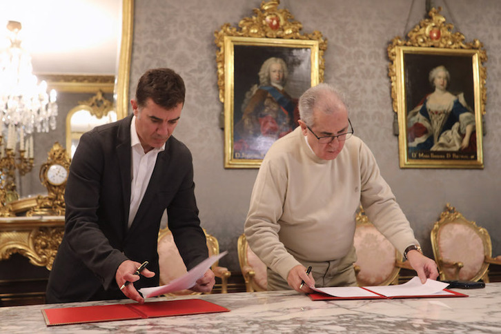 El consejero Santos y el presidente de la asociación navarra de menores abusados, Jesús Zudaire.