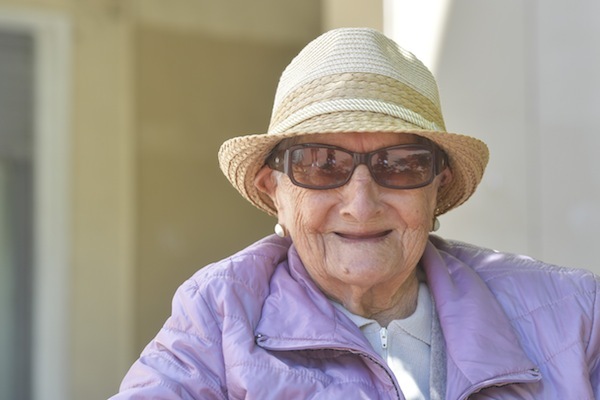 Vicenta Irurita luce su habitual sonrisa mientras aguarda el momento de lanzar el txupinazo de su barrio. (Idoia ZABALETA/FOKU)