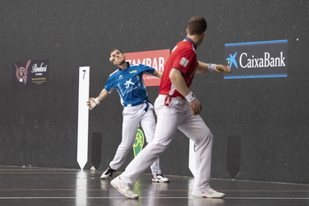 Unai Laso, pilota astintzeko prest Artola aurrean duela Zumaiako pilotalekuan.