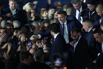 El presidente francés y el candidato del partido La Republique en Marche para la reelección, Emmanuel Macron, celebra su victoria en el Champ de Mars en París.