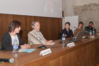 Begoña Zabalza, Manolo Vizcay, Edurne Egino, Amaia Merino eta Miguel Angel Llamas atzoko solasaldian.  