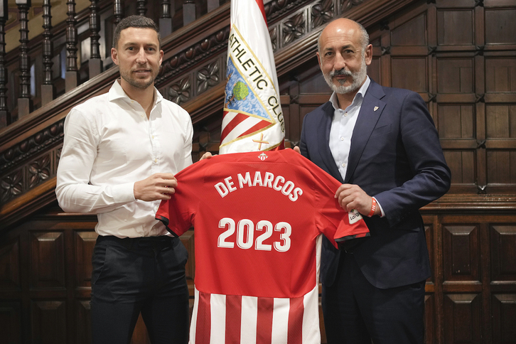 De Marcos con el presidente Aitor Elizegi tras firmar la renovación.