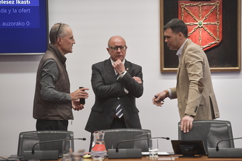 Concentración de LAB, Steilas, ELA y UGT contra la ley que el jueves aprobarán el PSN y Navarra Suma.