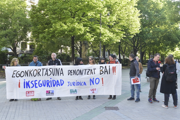 Concentración de LAB, Steilas, ELA y UGT contra la ley que el jueves aprobarán el PSN y Navarra Suma.