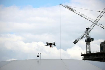 Un drone vuela con una caja de vino para inaugurar el Urban-Air Port, , el primer vertipuerto para taxis voladores y drones de reparto.